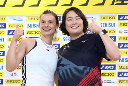 　セイコー・ゴールデングランプリの前日記者会見でポーズをとる北口榛花。左はエリナ・ゼンゴ（代表撮影）