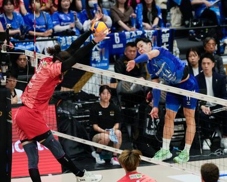 　サントリー-大阪Ｂ　第１セット、スパイクを放つ大阪Ｂ・西田＝横浜アリーナ