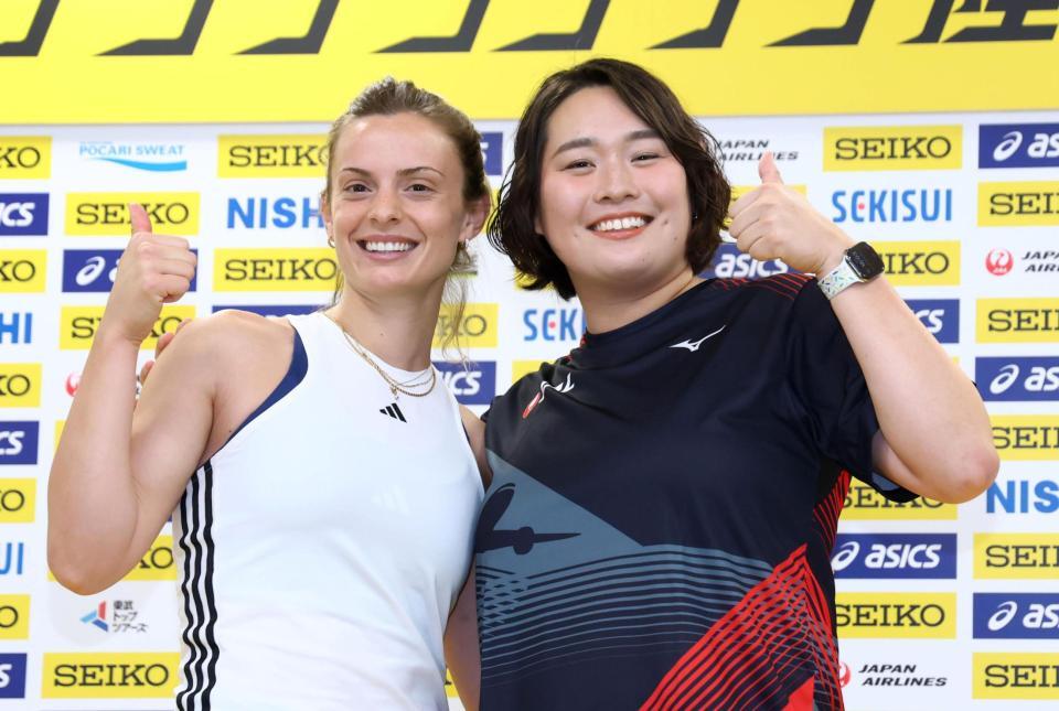 　セイコー・ゴールデングランプリの前日記者会見でポーズをとる北口榛花。左はエリナ・ゼンゴ（代表撮影）