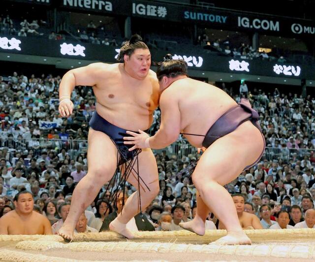 　義ノ富士（右）に押し出しで敗れる横綱・大の里＝ＩＧアリーナ（撮影・立川洋一郎）
