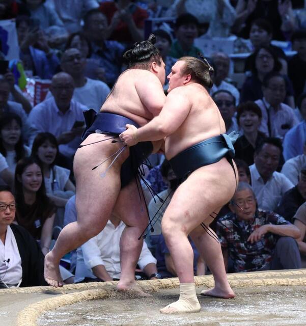 安青錦が大関復帰 賜杯争いも単独首位