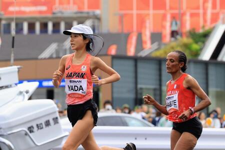 女子マラソン　３１キロすぎ、ＩＧアリーナを背に走る矢田みくに（左）