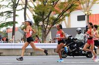 女子マラソン　３１キロすぎ、ＩＧアリーナを背に走る矢田みくに（左）