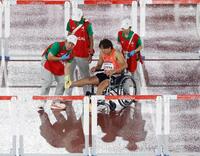 男子１１０メートル障害予選で転倒し車いすで引き揚げる泉谷駿介