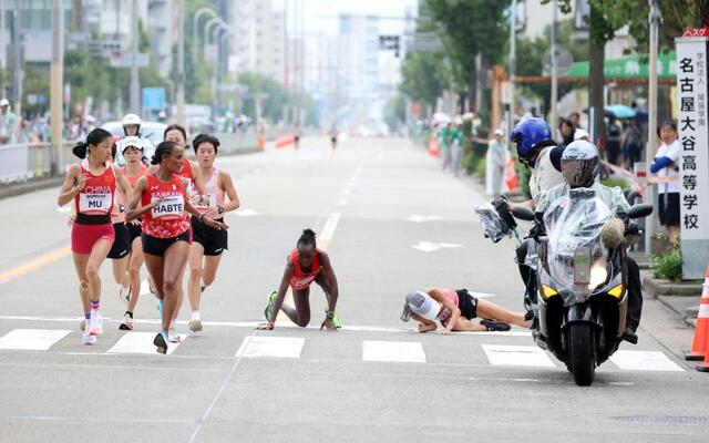 マラソン 矢田みくにが22キロ付近で転倒