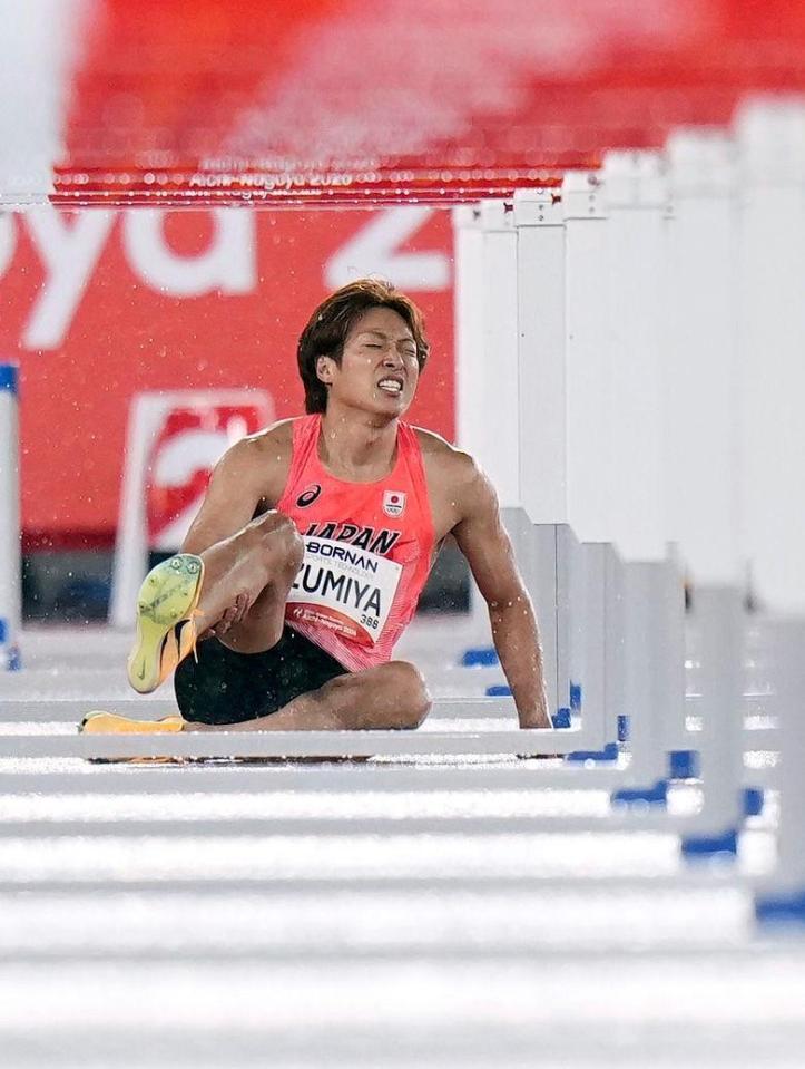 男子１１０メートル障害予選で転倒した泉谷駿介