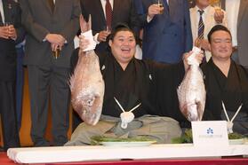 鯛を持ち上げる大の里（撮影・千葉大輝）