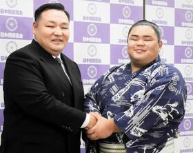 新十両会見を行った竜鳳と音羽山親方