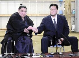会見を行う旭富士（左）と伊勢ケ浜親方