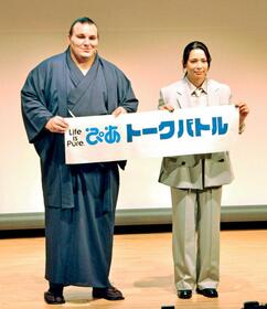　トークイベントを行った安青錦（左）と出口クリスタさん