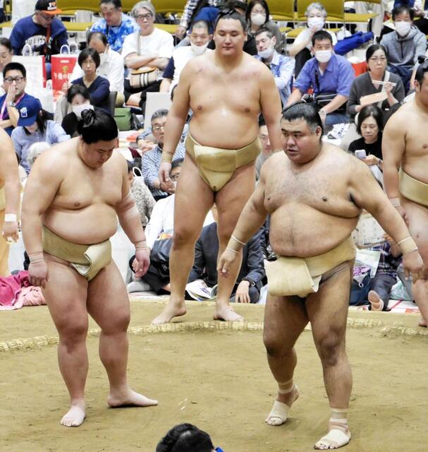 高安（右）と相撲を取る義ノ富士