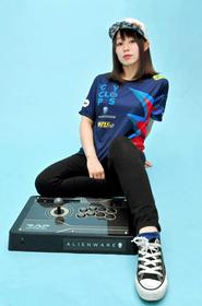 “相棒”のコントローラーを携え、eスポーツを戦う女性ゲーマーのたぬかな(撮影・持木克友)