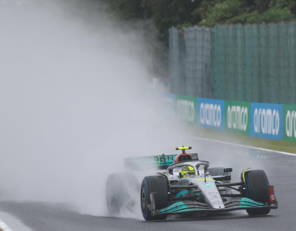 １３０Ｒに飛び込むメルセデスのルイス・ハミルトン＝鈴鹿サーキット（撮影・神子素慎一）