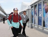 　笑顔でサーキット入りする岩佐歩夢（撮影・神子素慎一）