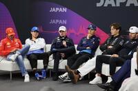 　公式会見の臨む（左から）フェラーリのカルロス・サインツ、ＲＢ・ホンダＲＢＰＴの角田裕毅（２２）、レッドブル・ホンダＲＢＰＴのマックス・フェルスタッペン、ウイリアムズ・メルセデスのアレクサンダー・アルボン、メルセデスのジョージ・ラッセル、アルピーヌ・ルノーのピエール・ガスリー（撮影・神子素慎一）