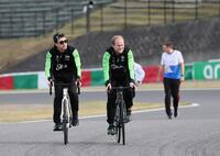 　コースの下見をするザウバー・フェラーリの周冠宇（左）＝撮影・神子素慎一