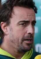 　インタビューに応じるアストンマーティン・メルセデスのフェルナンド・アロンソ（撮影・神子素慎一）