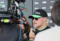 　インタビューを受けるザウバー・フェラーリのバルテリ・ボッタス（撮影・神子素慎一）