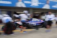 　ピット練習に余念の無いＲＢのクルーら（撮影・神子素慎一）