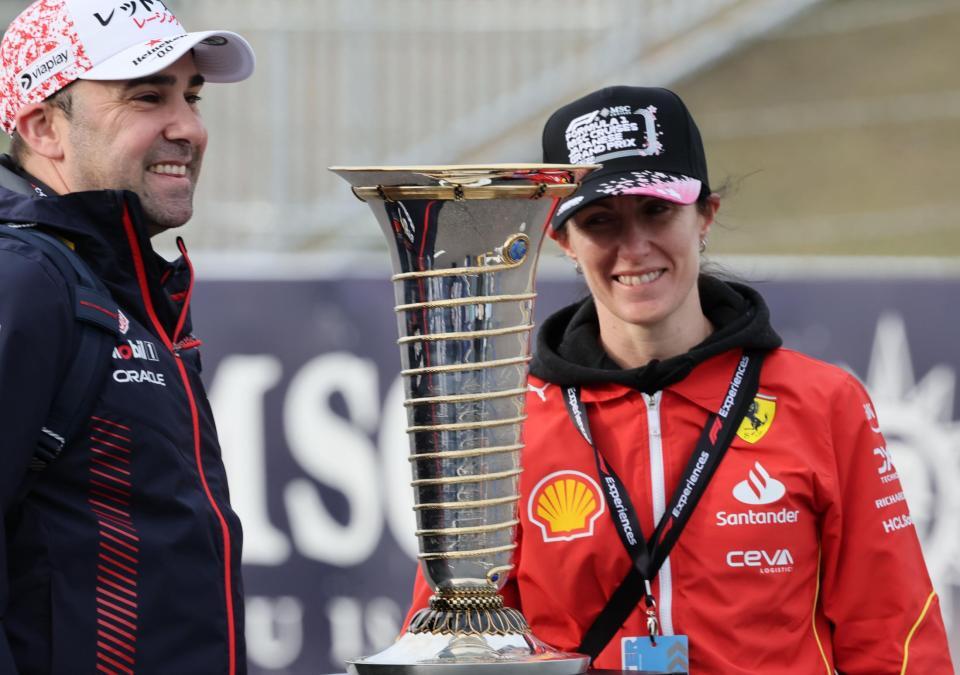 　トロフィーの前で記念撮影するファン（撮影・神子素慎一）