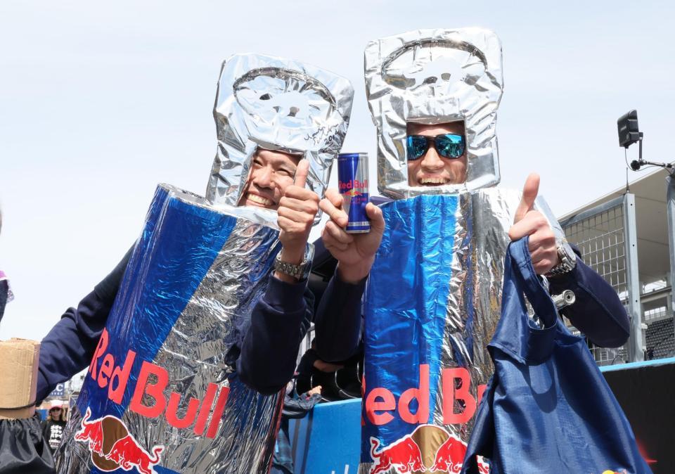 　仮装を楽しむ人ら（撮影・神子素慎一）