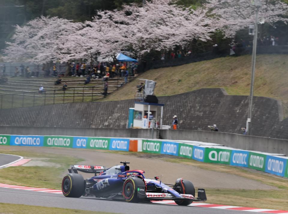 　桜を背にＦＰ１を走行するＲＢの岩佐歩夢（撮影・神子素慎一）