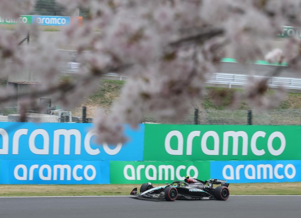 　桜の下で走行する、メルセデスのルイス・ハミルトン（撮影・神子素慎一）