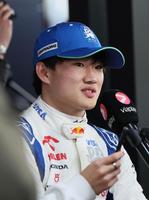 　レース後、インタビューに応えるＲＢ・ホンダＲＢＰＴの角田裕毅（撮影・神子素慎一）