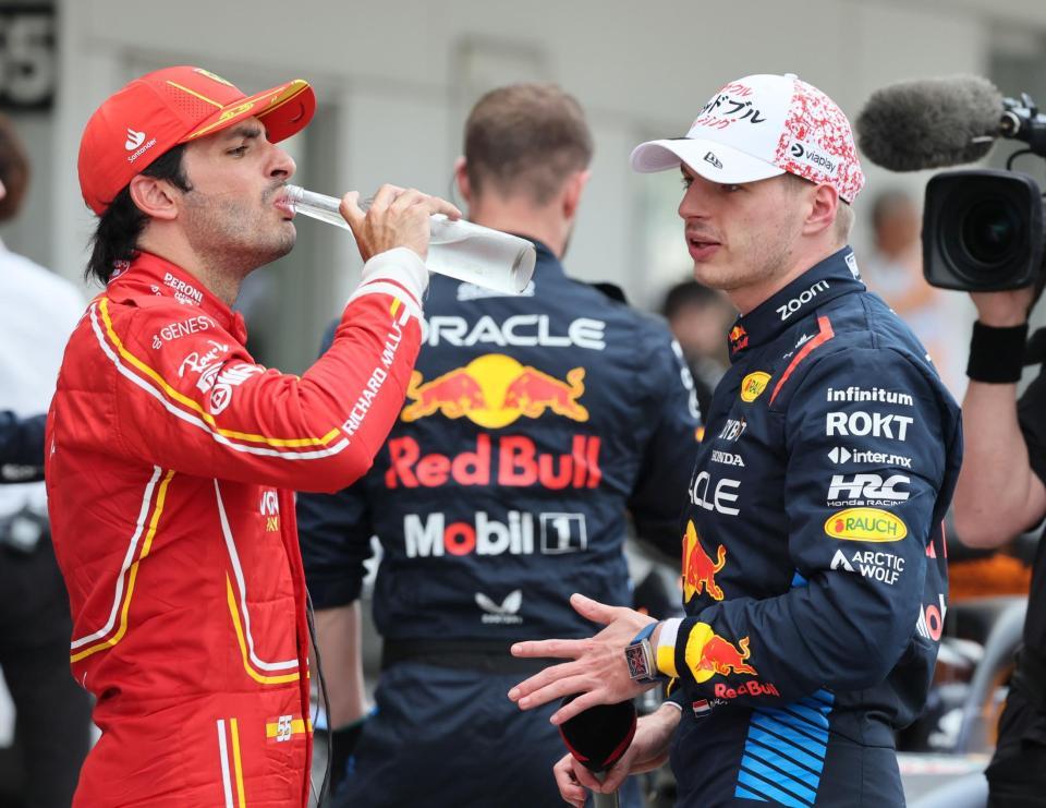 　レース後、話し込むレッドブル・ホンダＲＢＰＴのマックス・フェルスタッペン（右）とフェラーリのカルロス・サインツ（撮影・神子素慎一）