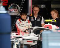 　シート合わせを終えマシンを見つめるレッドブル・ホンダの角田裕毅（撮影・神子素慎一）