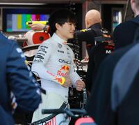 　ピット内で明るい表情を見せるレッドブル・ホンダの角田裕毅（撮影・神子素慎一）