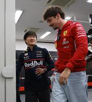 　フェラーリのシャルル・ルクレール（右）と会見場を後にするレッドブル・ホンダの角田裕毅（撮影・神子素慎一）