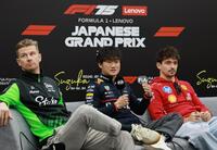 　公式会見で意気込みを語るレッドブル・ホンダの角田裕毅。左はザウバー・フェラーリのニコ・ヒュルケンベルグ、右はフェラーリのシャルル・ルクレール（撮影・神子素慎一）