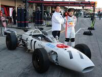 　ホンダ・ＲＡ２７２を前に記念撮影するＨＲＣ渡辺康治社長とレッドブル・ホンダの角田裕毅（撮影・神子素慎一）