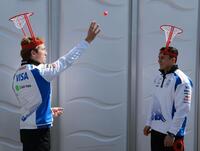 　頭に乗せたカゴにボールを投げ入れるレーシングブルズ・ホンダのアイザック・ハジャー（右）とリアム・ローソン（撮影・神子素慎一）