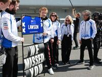 　歓迎を受けるレーシングブルズ・ホンダのリアム・ローソン。右端はローラン・メキース代表（撮影・神子素慎一）