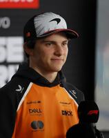 　インタビューに応じるマクラーレン・メルセデスのオスカー・ピアストリ（撮影・神子素慎一）