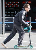 　パドックをさっそうと移動するメルセデスのジョージ・ラッセル（撮影・神子素慎一）