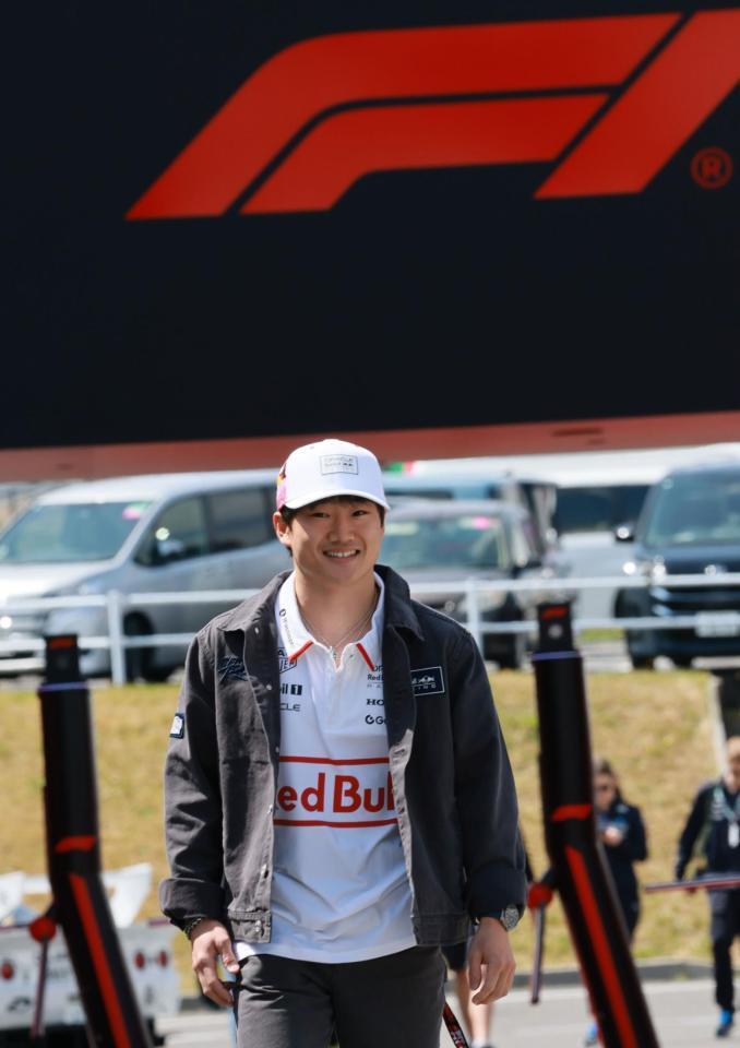 　笑顔でサーキット入りするレッドブル・ホンダの角田裕毅（撮影・神子素慎一）