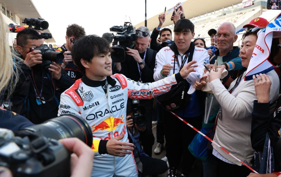 　ファンのサインの要求に応じるレッドブル・ホンダの角田裕毅（撮影・神子素慎一）