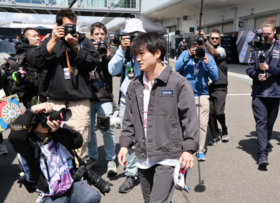 　多くの報道陣に囲まれサーキット入りするレッドブル・ホンダの角田裕毅（撮影・神子素慎一）