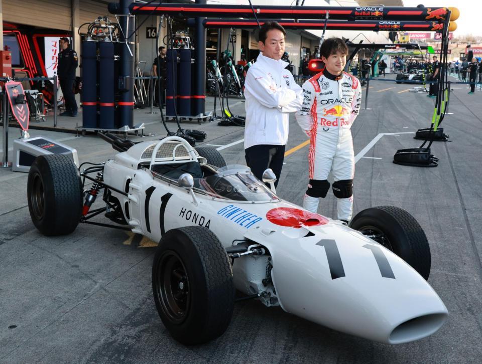 　ホンダ・ＲＡ２７２を前に記念撮影するＨＲＣ渡辺康治社長とレッドブル・ホンダの角田裕毅（撮影・神子素慎一）
