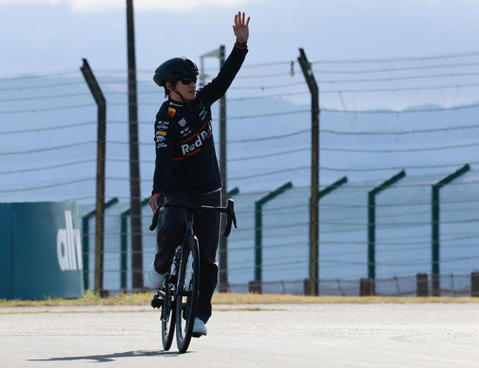 　コースの下見の途中、ファンの声援に手を振って応えるレッドブル・ホンダの角田裕毅（撮影・神子素慎一）