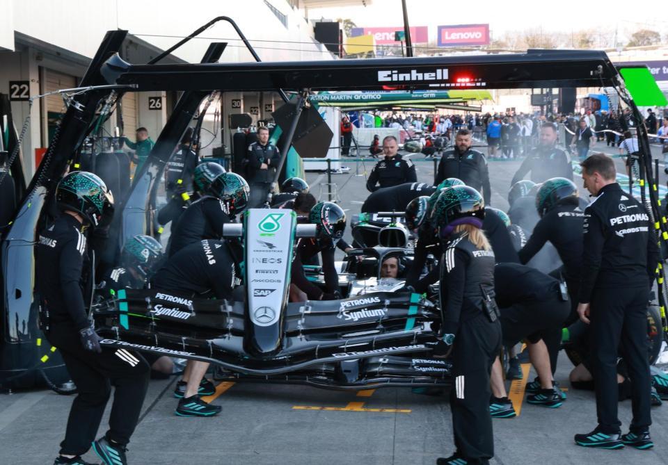 　練習に余念の無いメルセデスのクルー（撮影・神子素慎一）