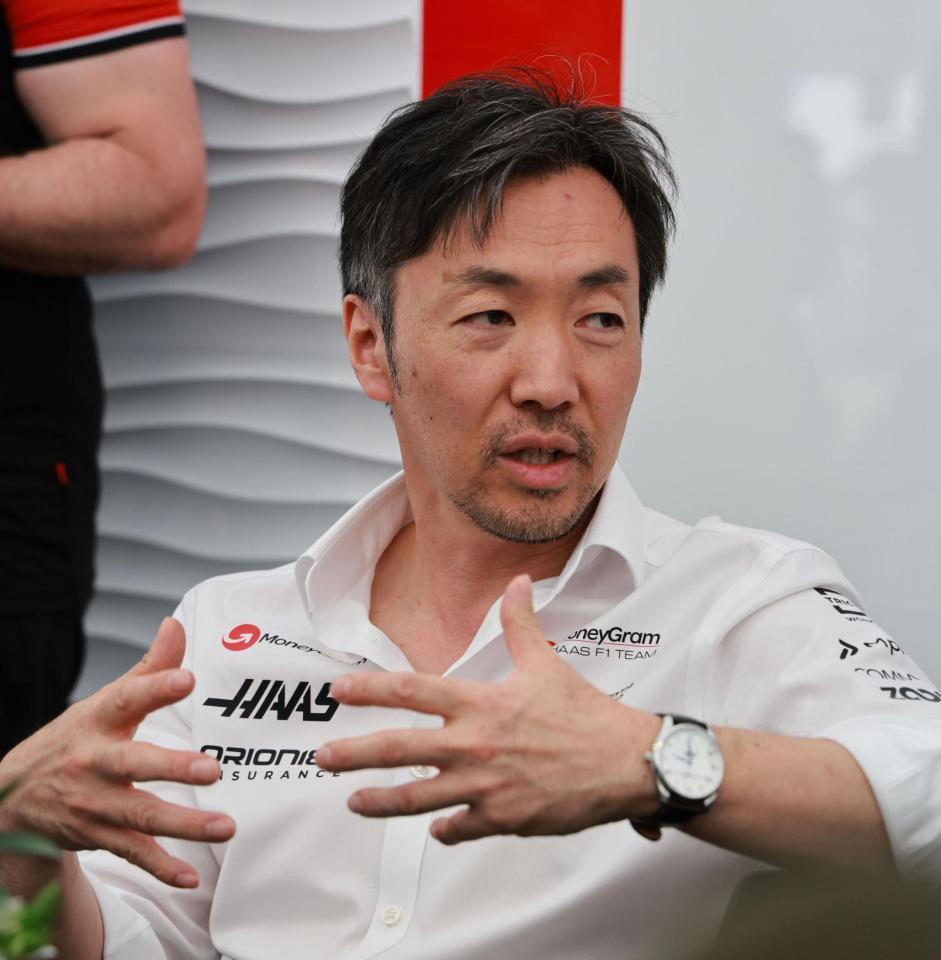 　会見に応じるハース・フェラーリの小松礼雄代表（撮影・神子素慎一）