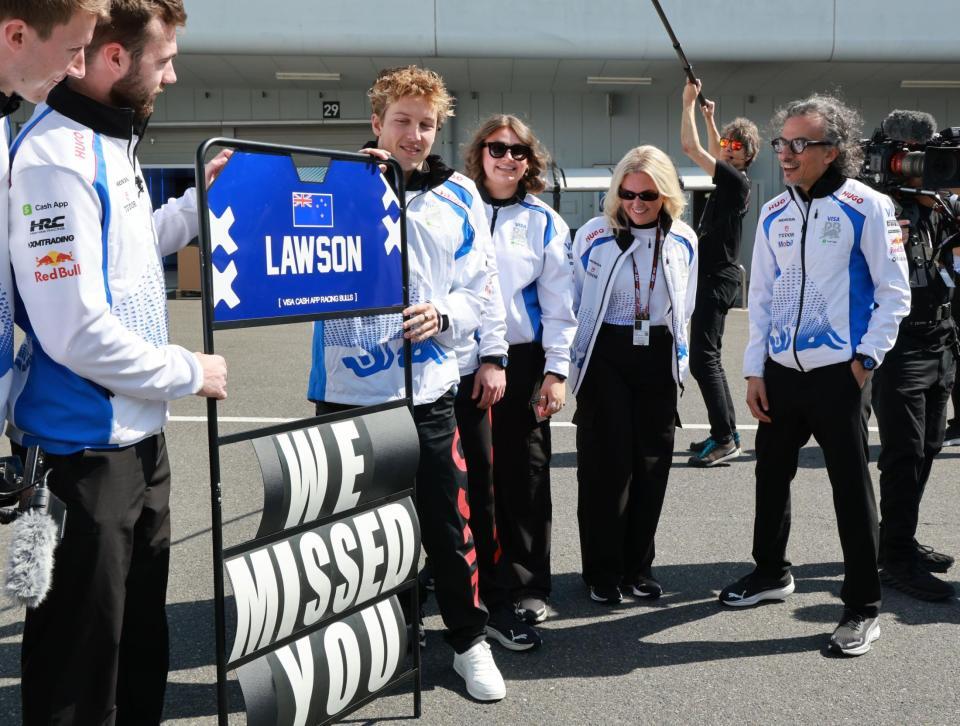 　歓迎を受けるレーシングブルズ・ホンダのリアム・ローソン。右端はローラン・メキース代表（撮影・神子素慎一）