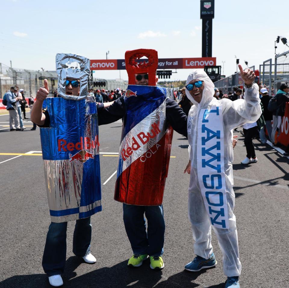 　コースウォークを楽しむファン（撮影・神子素慎一）