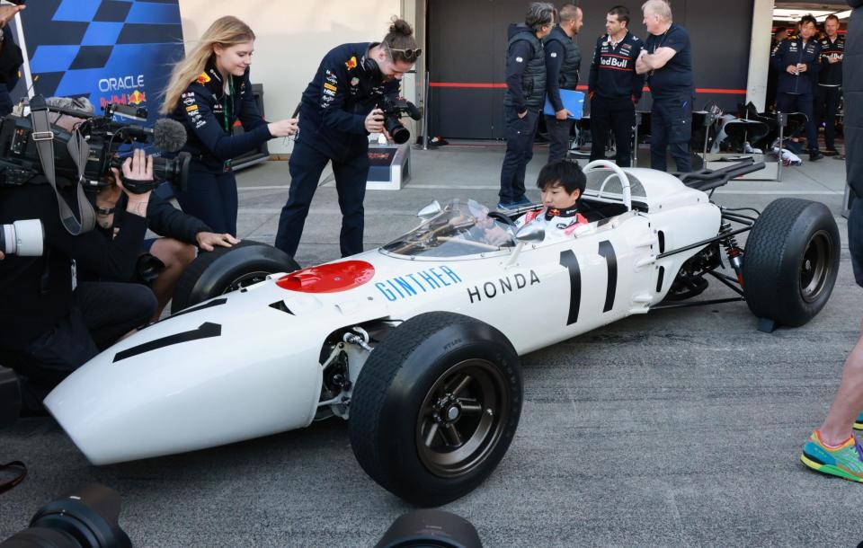 ホンダＦ１初勝利したＲＡ２７２に乗り込むレッドブル・ホンダの角田裕毅（撮影・神子素慎一）