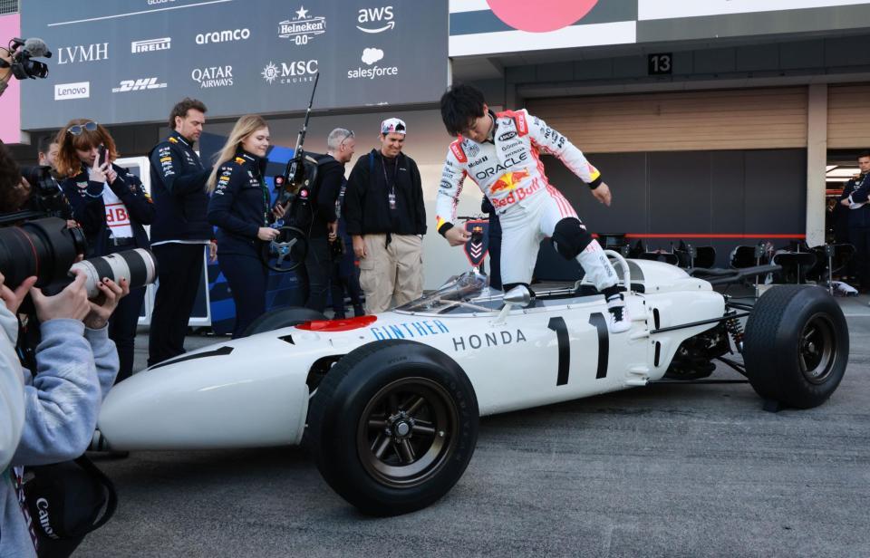 　ホンダＦ１初勝利マシンのＲＡ２７２に乗り込むレッドブル・ホンダの角田裕毅（撮影・神子素慎一）