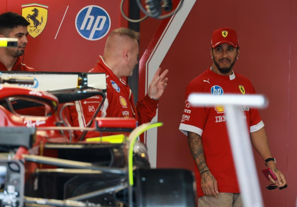 　チームクルーと談笑するフェラーリのルイス・ハミルトン（撮影・神子素慎一）